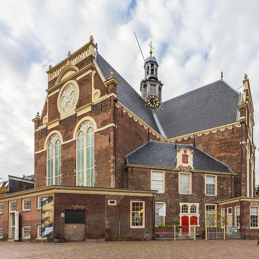 VANGOGH&REMBRANDT
📍Noorderkerk
🎟️ vangoghinamsterdam.com
Boek nu tickets voor de unieke lichtshow Van Gogh en Rembrandt in Amsterdam. Zie de werken van Rembrandt en Van Gogh tot leven komen op de muren van de Noorderkerk, en leer hoe Rembrandt het werk van Vincent van Gogh beïnvloedde in deze tentoonstelling. Dit is een uitzonderlijke geluid- en lichtshow waarbij je helemaal ondergedompeld wordt, een totaalervaring die je niet wil missen. Vincent van Gogh en Rembrandt van Rijn behoren zonder twijfel tot de grootste Nederlandse kunstenaars aller tijden. Gezien er meer dan 180 jaar tussen de levens van de kunstenaars zit, kun je denken dat ze niets met elkaar te maken hebben, maar niets is minder waar. Als je goed kijkt zul je zien dat de werken van de Hollandse meester uit de barok en de postimpressionistische kunstschilder met wereldfaam meer overeenkomsten vertonen dan je ooit had kunnen denken.