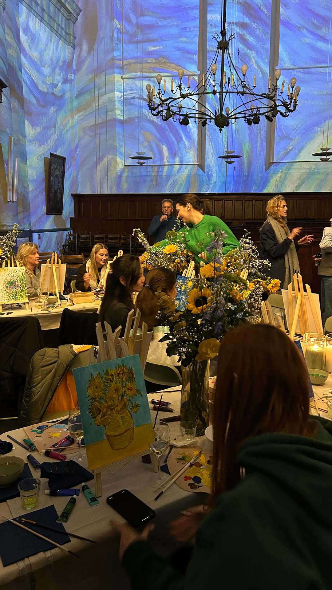 🎨 Chasing our inner Van Gogh @vangoghandrembrandt 🌻

#vangogh #hotspotsinamsterdam #noorderkerk #sipandpaint #painting #amsterdam #art